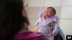 Cassiana Severino porte sa fille Melisa Vitoria, née avec une microcéphalie à l'hôpital de IMIP à Recife, dans l'Etat de Pernambuco, au Brésil, 3 février 2016. 
