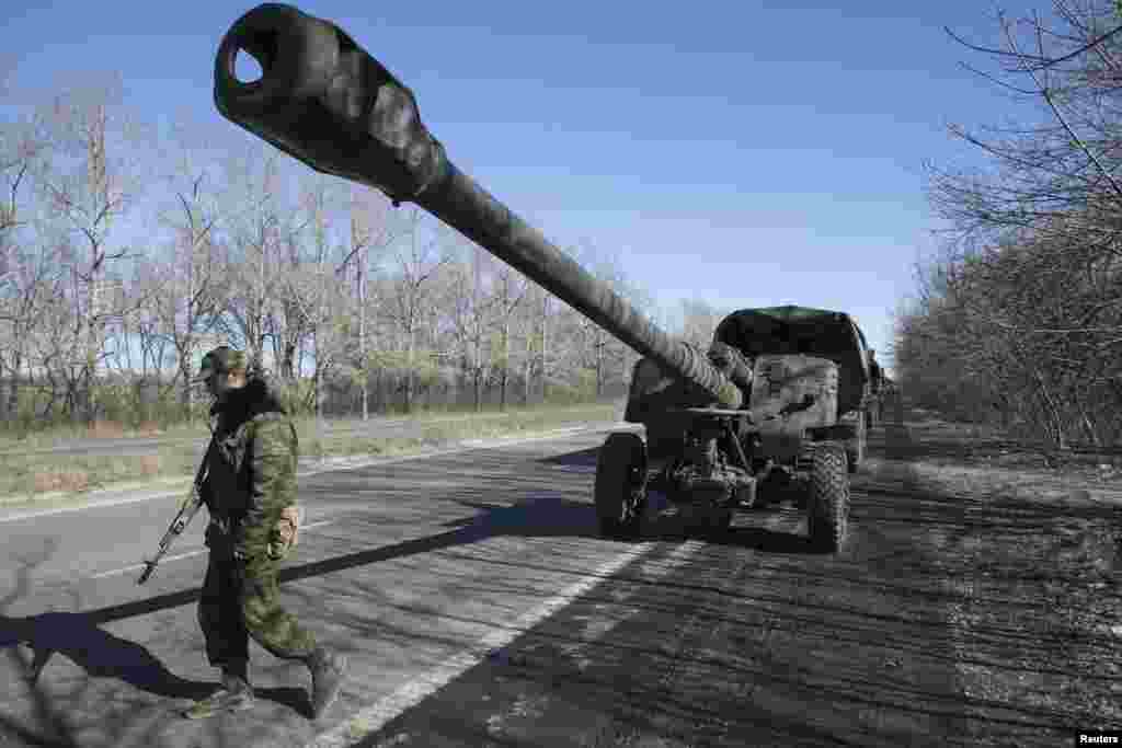 Гармата сепаратистів. Повідомляється, що бойовики відводять важке озброєння від лінії зіткнення із українськими військовими.