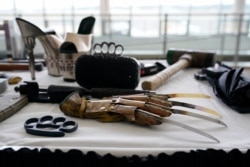 Barang-barang terlarang yang disita dari penumpang di bandara Ronald Reagan Washington National di Washington DC (foto: dok).