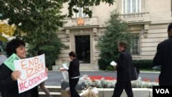 Vashingtondagi O'zbekiston elchixonasi qarshisida o'zbek paxta dalalarida majburiy mehnatga qarshi namoyish, 30-sentabr, 2014-yil 