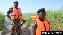 Des soldats camerounais patrouillent le lac Tchad le 1er mars 2013 près de Darak, près de la frontière nigériane.