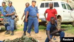 Des policiers présentent des armes découvertes dans une cache d'armes supposée appartenir à des insurgés opposés au troisième mandat du président Pierre Nkurunziza, à Bujumbura, Burundi, 12 décembre 2015. 