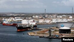 Barcos petroleros en una terminal de PDVSA en Curazao. PDVSA cambió de compañía de transporte debido a las sanciones de Estados Unidos a la empresa rusa Rosneft. Foto Reuters