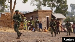 Congolese government army FARDC soldiers walk towards the frontline where they are fighting against M23 rebels outside the eastern Congolese city of Goma, July 14, 2013. 