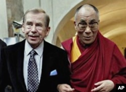 Former Czech President Vaclav Havel (L) with Tibetan spiritual leader the Dalai Lama (file photo – 11 Sept. 2009)