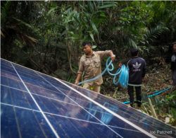 លោក លុច ភឹម នៃ​មជ្ឈមណ្ឌល​សួន​មេអំបៅ​បន្ទាយស្រី (Banteaysrey Butterfly Centre) ដំឡើង​ផ្ទាំង​ស្រូប​ថាមពល​ព្រះអាទិត្យ ដើម្បី​ផ្តល់​អគ្គិសនី​ដល់​កសិដ្ឋាន​មេអំបៅ​មួយ​ក្នុង​ឃុំ​តាតៃ​លើ ខេត្ត​កោះកុង។ ក្រុម​ការងារ​របស់​លោក​ជួយ​កសិករ​ចិញ្ចឹម​មេអំបៅ​នានា​នៅ​តាម​តំបន់​ជួរ​ភ្នំក្រវាញ ដើម្បី​ឲ្យ​កសិករ​ទាំង​នោះ​អាច​រក​ចំណូល​ផ្សេងៗ​បាន ក្រៅពី​ការ​រក​ចំណូល​តាមរយៈ​ការ​កាប់​ឈើ​និង​ការ​ប្រមាញ់​សត្វ​ព្រៃ។