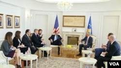 Specijalni izaslanik Bele kuće Ričard Grenel i predsednik Kosova Hašim Tači na sastanku u Prištini