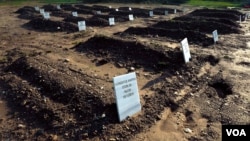 Refugees' tombs are seen with the inscription “Anonymous” in Greek, Jan. 23, 2016. (H. Elrasam/VOA)