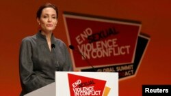 Artis Angelina Jolie saat memberikan sambutan di pertemuan puncak global untuk mengakhiri kekerasan seksual di wilayah konflik, di ExCel Centre, London (13/6).