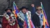 El presidente de Bolivia, Luis Arce (centro) saluda a la multitud en un acto en La Paz, flanqueado por su vicepresidente David Choquehuanca (izq.) y su antecesor Evo Morales (der.) el 25 de agosto de 2022. 