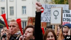 Sebuah kereta api melaju melalui ladang bunga lobak di kota Lemmie, Jerman.