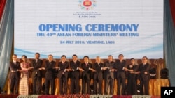 Para Menlu ASEAN berpose pada pembukaan forum ASEAN di Laos, Minggu (24/7). 