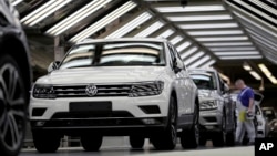 Mobil-mobil Volkswagen di pabrik VW di Wolfsburg, Jerman (foto: ilustrasi). Uni Eropa mengatakan tarif yang diberlakukan AS pada mobil dan suku cadang mobil Eropa tidak dapat dibenarkan.