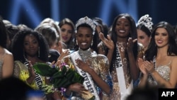 Newly crowned Miss Universe 2019 South Africa's Zozibini Tunzi poses on stage with contestants after the 2019 Miss Universe pageant at the Tyler Perry Studios in Atlanta, Georgia on December 8, 2019.