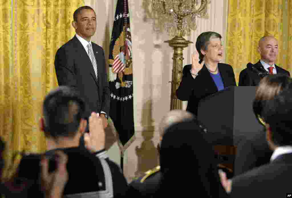 Presiden Barack Obama mendengarkan pidato Menteri Keamanan Dalam Negeri Janet Napolitano dalam upacara pemutihan di Gedung Putih (25/3).