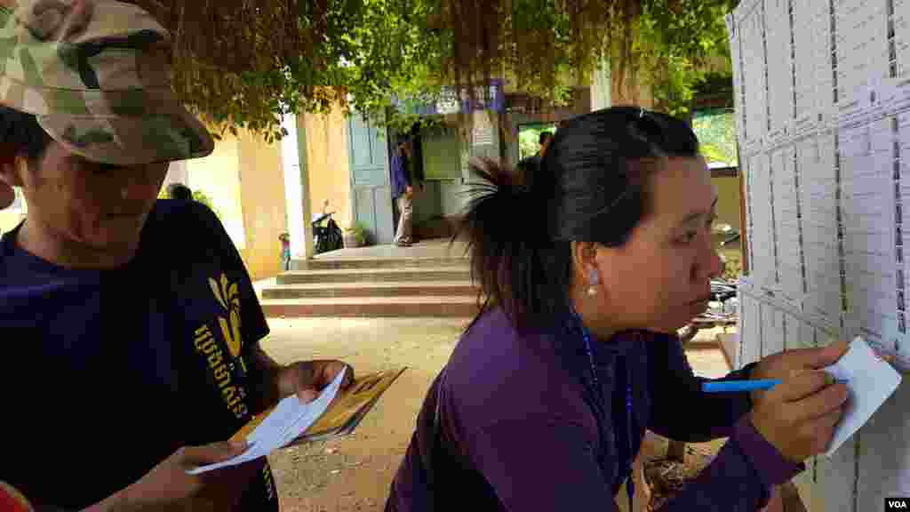 ប្រជាពលរដ្ឋ​នៅ​ភូមិ​ជ្រៃកោង សង្កាត់​ស្លាកែត ក្រុង​បាត់ដំបង ទៅ​បោះឆ្នោត ជ្រើសរើស​ក្រុមប្រឹក្សា​ឃុំ​សង្កាត់​នៅ​ការិយាល័យ​បោះឆ្នោត ក្នុង​សាលា​បឋមសិក្សា​ស្លាកែត នៅ​ថ្ងៃ​ទី៤ ខែ​មិថុនា ឆ្នាំ២០១៧។ (អ៊ិត សូធឿត/VOA)