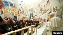 Đức Giáo hoàng Benedicto 16 nói chuyện với các Ðức Hồng y tại Vatican, ngày 23/2/2013. 