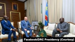 Mwendesha mashtaka wa ICC Karim Khan akiwa na Rais wa DRC Felix Tshisekedi, mjini Kinshasa, Februari 25, 2025. 
