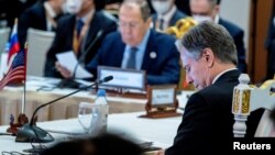 资料照：美国国务卿布林肯与俄罗斯外长拉夫罗夫在柬埔寨金边出席东盟外长会议。（2022年8月5日）