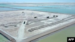 Una vista aérea muestra las operaciones de extracción de Litio en la zona de Uyuni, donde tanto chinos como alemanes, pretenden explotar el material base para las baterías de autos eléctricos. [Foto: AFP]