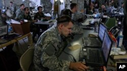 طیارے کی لینڈنگ کے دوران کیرالا میں بارش ہورہی تھی جس سے طیارہ دور تک پھسلتا چلا گیا۔ ہلاک ہونے والوں میں طیارے کا پائلٹ کیپٹن دیپک سیٹھ ، معاون پائلٹ اکھیلیش کمار اور چار بچے بھی شامل ہیں۔