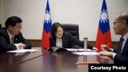 Taiwan President Tsai Ingwen (center) along with her National Security Adviser Joseph Wu (left) and Minister of Foreign Affairs David Lee speak by phone with U.S. President-elect Donald Trump, Dec. 2, 2016. (Office of the President, Taiwan)