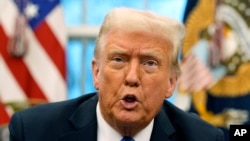 ปธน.โดนัลด์ ทรัมป์ พูดคุยกับผู้สื่อข่าวที่ห้องทำงาน Oval Office ในทำเนียบขาว เมื่อ 11 ก.พ. 2568