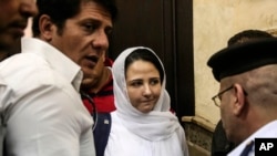 Aya Hijazi (tengah), seorang warga negara AS-Mesir, dibebaskan oleh pengadilan Mesir setelah hampir tiga tahun ditahan atas tuduhan terkait dengan menjalankan sebuah yayasan yang didedikasikan untuk membantu anak-anak jalanan, Kairo, 16 April 2017.