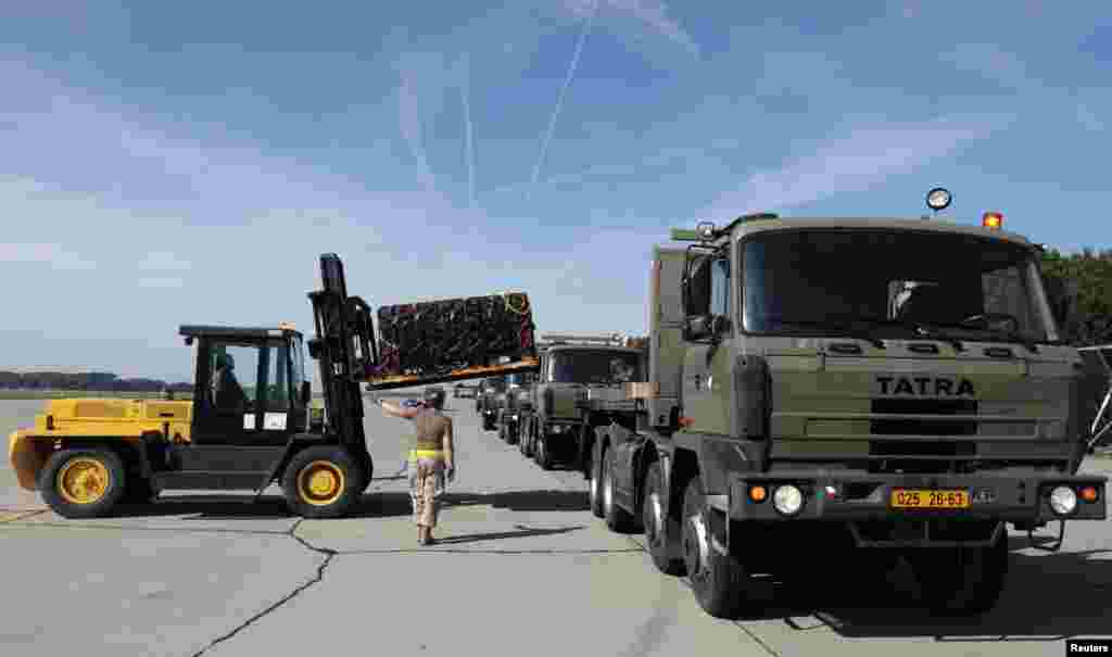 Chex va kanadalik askarlar Iroq uchun mo'ljallangan o'q-dorini samolyotga yuklamoqda, Pardubitse aeroporti, Chex Respublikasi, 18-sentabr, 2014-yil. 