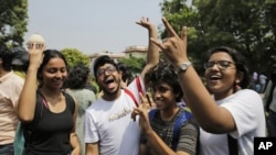 Los indios celebran después de que el máximo tribunal del país anulara una ley de la época colonial que castiga los actos homosexuales hasta por 10 años en prisión, en Nueva Delhi, India, el 6 de septiembre de 2018.