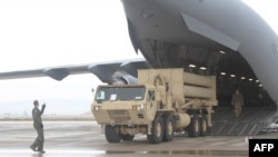 资料照片：美国空军运输机向以色列运送一个萨德导弹防御系统的发射器。(2019年3月1日)