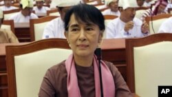 People watch the sun rise on New Year's Day in "Gaviota Azul" beach in Cancun, Mexico.