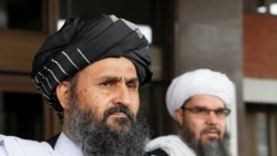 Ketua perundingan Taliban Afghanistan Mullah Abdul Ghani Baradar (depan) usai pembicaraan damai dengan para politisi senior Afghanistan di Moskow, Rusia, 30 Mei 2019. (Foto: Reuters)