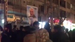 Manifestante tira al piso una pancarta de Soleimani
