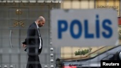 Un guardia de seguridad camina frente a la entrada del consulado de Arabia Saudí en Estambul, el 20 de octubre de 2018.