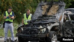 Слідчі на місці вибуху автомобіля, в якому загинув полковник Максим Шаповал.