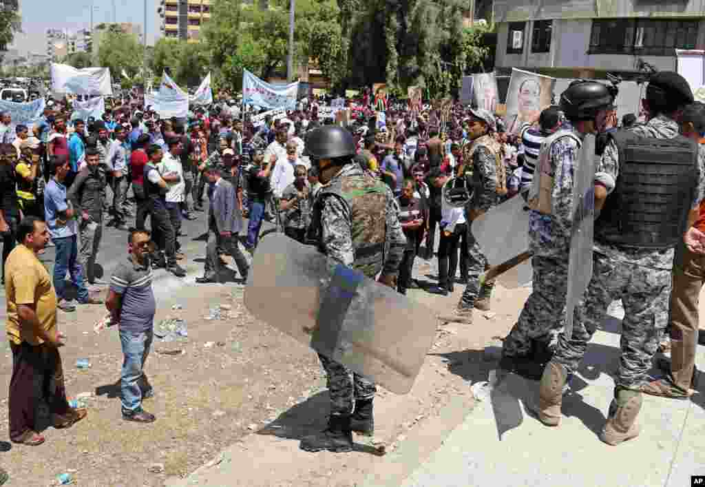 중국 소수민족 동족 아이들이 전통의상을 입고 광시성 좡족 자치구 싼장 동족 자치현에서 열린 &#39;두오예 축제&#39;에 참가했다.