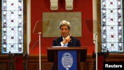 Menteri Luar Negeri AS John Kerry berbicara di Oxford Union di Oxford, Inggris (11/5). (Reuters/Peter Nicholls)