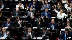 Los legisladores celebran después de aprobar parte de un proyecto de ley promovido por el presidente argentino Javier Milei en Buenos Aires, Argentina, el martes 30 de abril de 2024. 