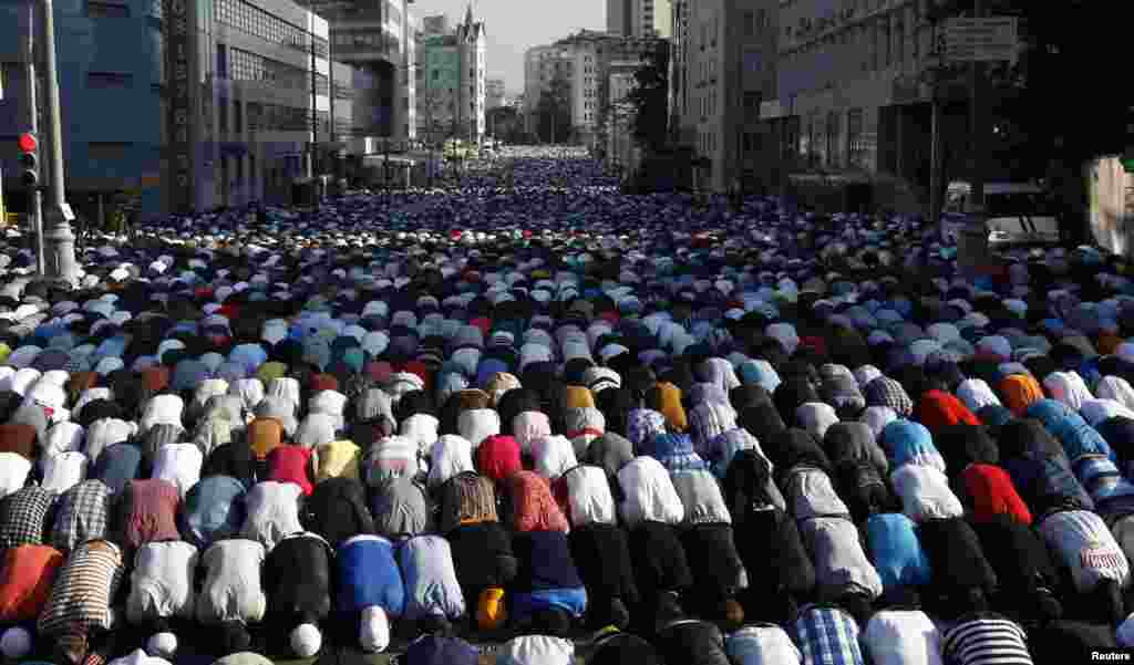 Thousands of believers take part in morning prayers to celebrate the first day of Eid-al-Fitr in Moscow, Russia, August 8, 2013.&nbsp;