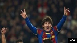 Lionel Messi dan rekan-rekannya merayakan kemenangan Barcelona atas Arsenal dalam pertandingan kedua putaran 16 Besar Liga Champions di Stadion Camp Nou, Selasa (8/3).