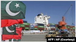 د سي پېک د امنيت او راتلونکي په اړه په ګارډین ورځپاڼه کې چاپ شوي خبر کې د شينګجي له قوله ویلي شوي وو" پاکستان کې امنيت نه ښه کېږي نو څوک به په داسې حالاتو کې دلته کار له څنګه راشي