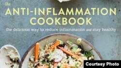 Bà Amanda Haas viết cuốn "Sách dạy Nấu ăn chống Viêm nhiễm" theo gợi ý của bác sĩ, người đã lưu ý rằng bệnh tật của bà là do viêm bên trong cơ thể.