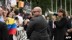 Đại sứ Hoa Kỳ tại LHQ Nikki Haley (cầm loa) tham gia biểu tình với người Venezuela bên ngoài trụ sở LHQ ở New York hôm 27/9/2018.