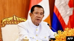 រូបឯកសារ៖ ប្រធាន​ព្រឹទ្ធសភាជាតិ​លោក ហ៊ុន សែន ថ្លែងនៅក្នុង​សម័យ​ប្រជុំ​មួយ នៅ​វិមាន​ព្រឹទ្ធសភា ក្នុង​រាជធានីភ្នំពេញ កាលពីថ្ងៃទី៣ ខែមេសា ឆ្នាំ២០២៤។ (Photo by Handout / Cambodia Senate / AFP)