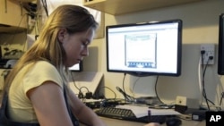 Celestial McBride, 14, belajar dari Sekolah Virtual Florida di rumah (AP/John Raoux).