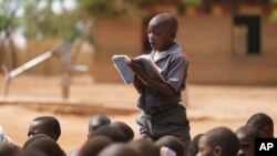 ARCHIVES - Un garçon lit à haute voix lors d'une visite de Melania Trump, alors première dame des États-Unis, à l'école primaire de Chipala, à Lilongwe, au Malawi, le 4 octobre 2018.