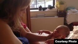 Cô Emilie Jacobs bế đứa con đầu Elias của cô sau khi cô sinh bé ngay tại nhà.. (Ảnh do nhân vật cung cấp.)