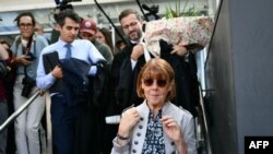 Gisele Pelicot meninggalkan pengadilan Kota Avignon bersama pengacaranya di tengah persidangan perkosaan massal oleh mantan suaminya, 17 September 2024. Mantan suami Pelicot dituduh membius Pelicot dan mengundang pria lain untuk memperkosanya selama hampir 10 tahun. (Foto: AFP)