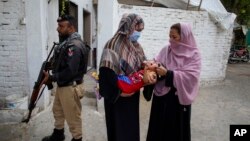 په پاکستان کې د پوليو مخنيوي پروګرام ويلي چې نوی ګوزڼ وهلی ماشوم دوه نيم کلن دی او د خيبر پښتونخوا ايالت د کوهاټ ولسوالۍ د دره ادم خېل اوسېدونکی دی.